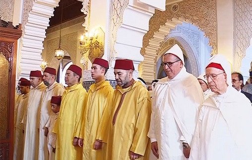 Sa Majesté le Roi Mohammed VI, accompagné des Princes, accomplissant la prière de l'Aïd Al-Adha à la mosquée Ahl Fès à Rabat.