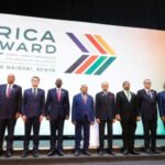 Photo du Chef du gouvernement Aziz Akhannouch lors du sommet Africa Forward à Nairobi, entouré d'autres dignitaires africains et français.