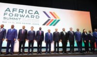Photo du Chef du gouvernement Aziz Akhannouch lors du sommet Africa Forward à Nairobi, entouré d'autres dignitaires africains et français.