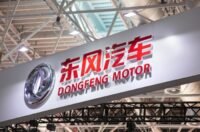 Logo Stellantis et Dongfeng, symbolisant leur alliance pour les véhicules électriques en Europe.