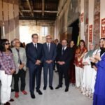 M. Akhannouch inaugurant le Pavillon du Maroc à la Biennale de Venise, entouré de la délégation marocaine et des œuvres d'art du projet 'Asǝṭṭa'.
