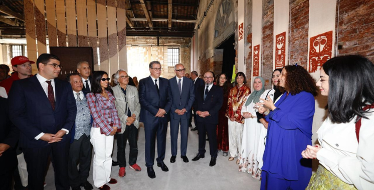M. Akhannouch inaugurant le Pavillon du Maroc à la Biennale de Venise, entouré de la délégation marocaine et des œuvres d'art du projet 'Asǝṭṭa'.