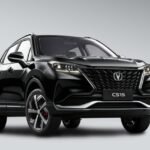 SUV urbain Changan CS15 de couleur blanche, garé en ville, mettant en avant son design moderne et compact.