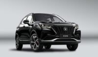 SUV urbain Changan CS15 de couleur blanche, garé en ville, mettant en avant son design moderne et compact.