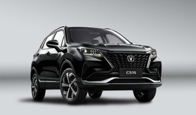 SUV urbain Changan CS15 de couleur blanche, garé en ville, mettant en avant son design moderne et compact.