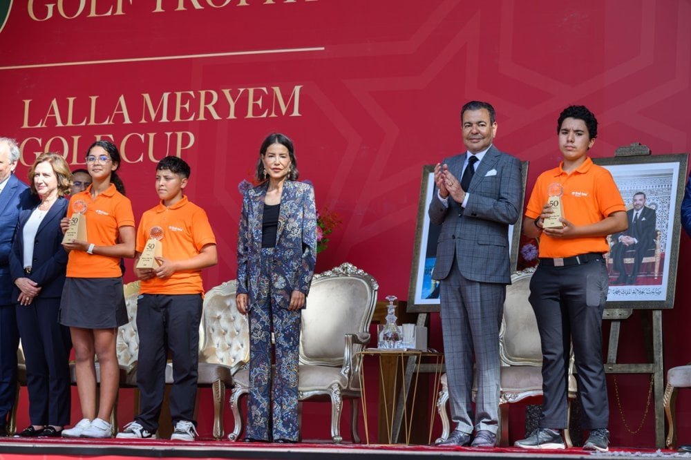 Leurs Altesses Royales le Prince Moulay Rachid et la Princesse Lalla Meryem lors de la cérémonie de remise des prix du Trophée Hassan II et de la Coupe Lalla Meryem de golf à Rabat.
