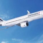 Un avion de ligne au décollage avec un ciel menaçant en arrière-plan, symbolisant les défis du transport aérien en 2026.