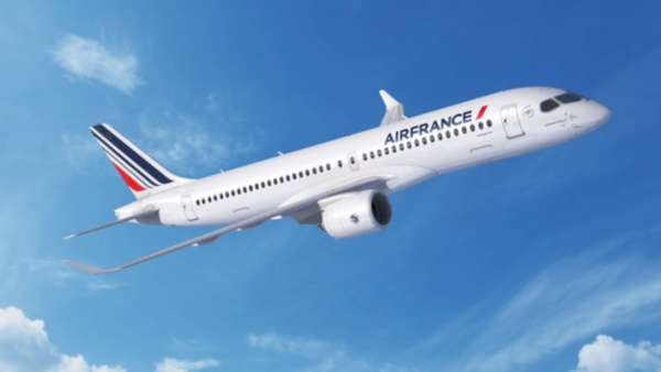 Un avion de ligne au décollage avec un ciel menaçant en arrière-plan, symbolisant les défis du transport aérien en 2026.