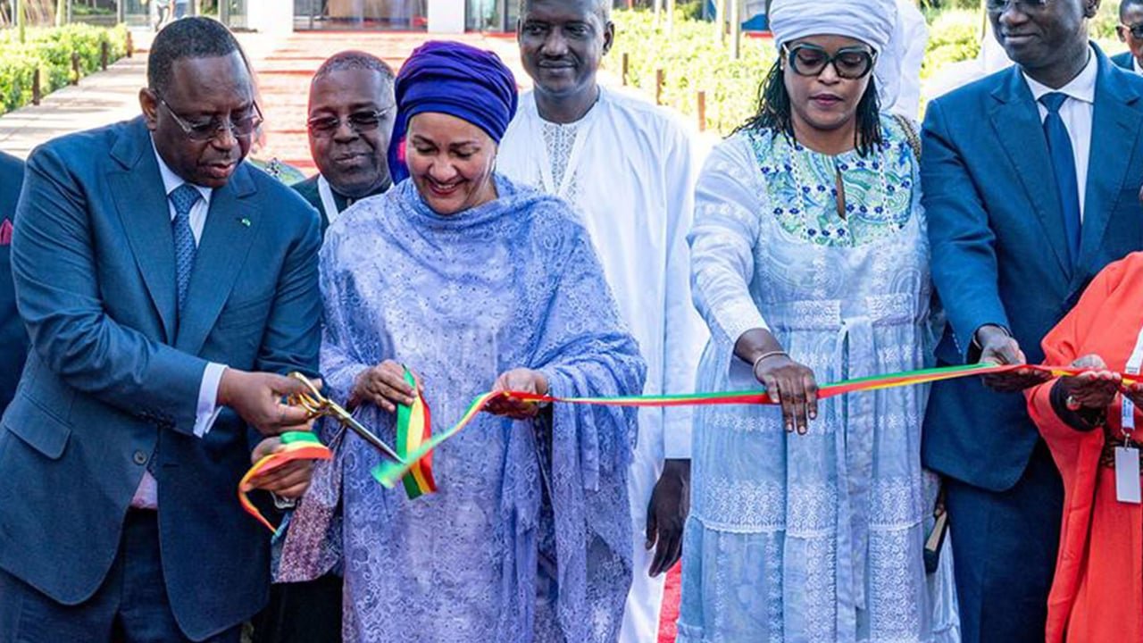 L'ex-président sénégalais Macky Sall et la vice-secrétaire générale des Nations unies, Amina J. Mohammed, lors de l'inauguration de la Maison des Nations unies à Diamniadio.