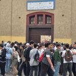 Des lycéens sortant d'un centre d'examen du Baccalauréat 2026 à Casablanca, avec des parents attendant à l'extérieur.