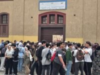 Des lycéens sortant d'un centre d'examen du Baccalauréat 2026 à Casablanca, avec des parents attendant à l'extérieur.