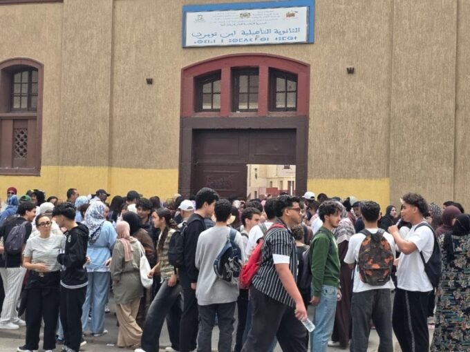 Des lycéens sortant d'un centre d'examen du Baccalauréat 2026 à Casablanca, avec des parents attendant à l'extérieur.