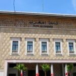 Bank Al-Maghrib : Stabilité du Taux Directeur, un Signal Fort pour l'Économie Marocaine 6 Le siège moderne de Bank Al-Maghrib à Rabat, symbolisant la stabilité monétaire et la gestion économique prudente du Maroc, avec des graphiques financiers en arrière-plan.