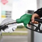 Une pompe à essence affichant les prix des carburants, avec un débat sous-jacent sur les marges des distributeurs et le pouvoir d'achat.