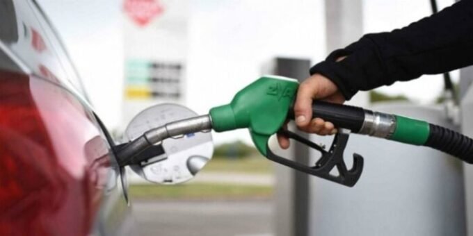 Une pompe à essence affichant les prix des carburants, avec un débat sous-jacent sur les marges des distributeurs et le pouvoir d'achat.