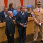 Antonio Guterres remettant la médaille Dag Hammarskjöld à l'ambassadeur Omar Hilale, en présence du colonel Najim Assid, en hommage aux Casques bleus marocains.