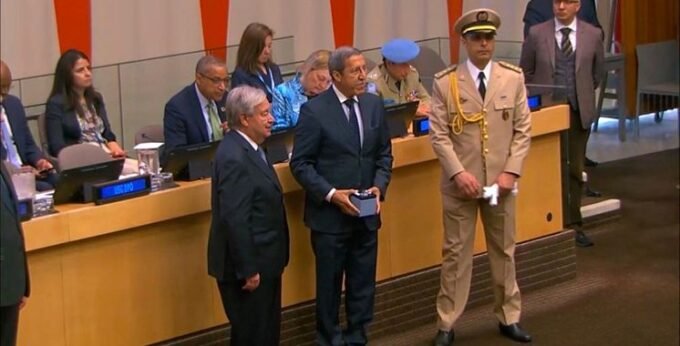Antonio Guterres remettant la médaille Dag Hammarskjöld à l'ambassadeur Omar Hilale, en présence du colonel Najim Assid, en hommage aux Casques bleus marocains.