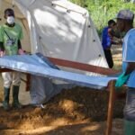 Image d'illustration : des femmes et des enfants puisent de l'eau dans un puits en République Centrafricaine, symbolisant les défis d'accès à l'eau potable et la menace du choléra.