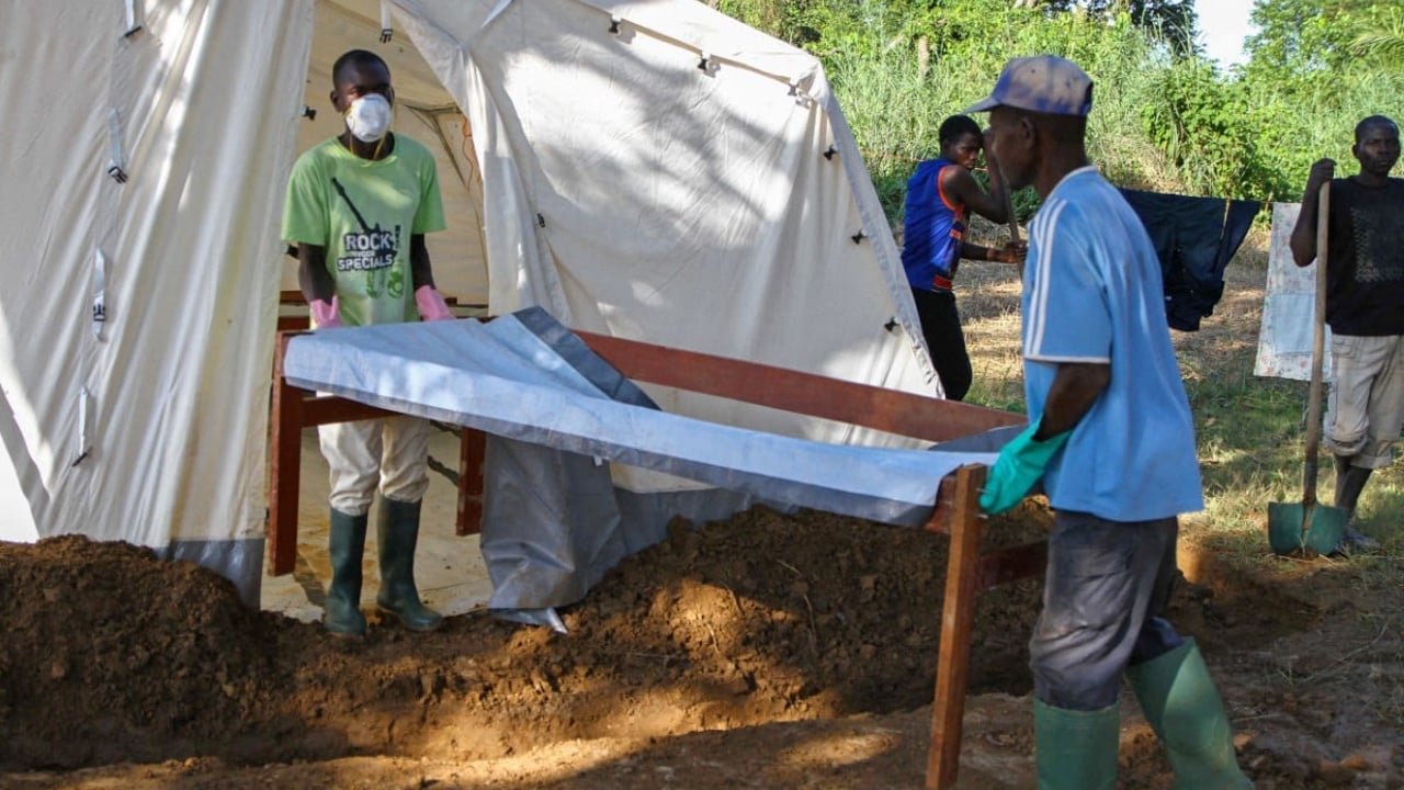 Image d'illustration : des femmes et des enfants puisent de l'eau dans un puits en République Centrafricaine, symbolisant les défis d'accès à l'eau potable et la menace du choléra.