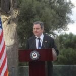 L'ambassadeur Richard Duke Buchan III s'exprimant lors de la célébration du 250e anniversaire de l'indépendance américaine à Chellah, Rabat.