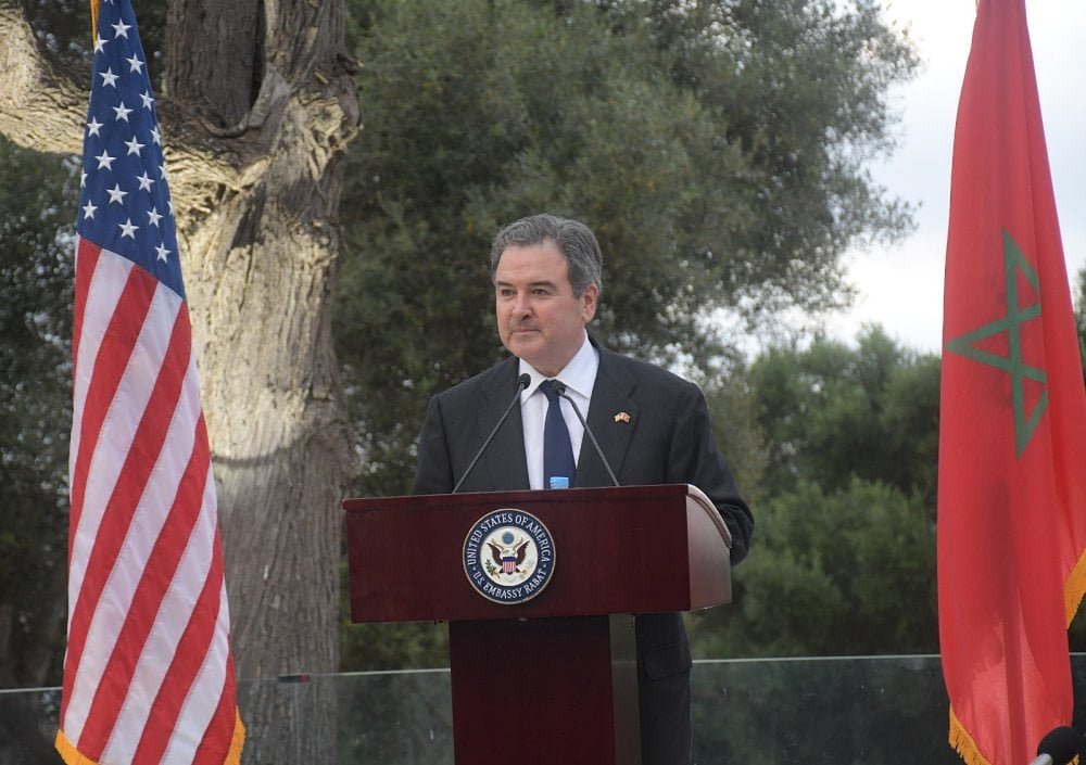 L'ambassadeur Richard Duke Buchan III s'exprimant lors de la célébration du 250e anniversaire de l'indépendance américaine à Chellah, Rabat.