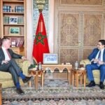 Le ministre d'État britannique au Commerce international, Chris Bryant, et le ministre marocain des Affaires étrangères, Nasser Bourita, lors d'une rencontre à Rabat, discutant de la coopération bilatérale.
