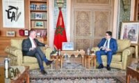 Le ministre d'État britannique au Commerce international, Chris Bryant, et le ministre marocain des Affaires étrangères, Nasser Bourita, lors d'une rencontre à Rabat, discutant de la coopération bilatérale.