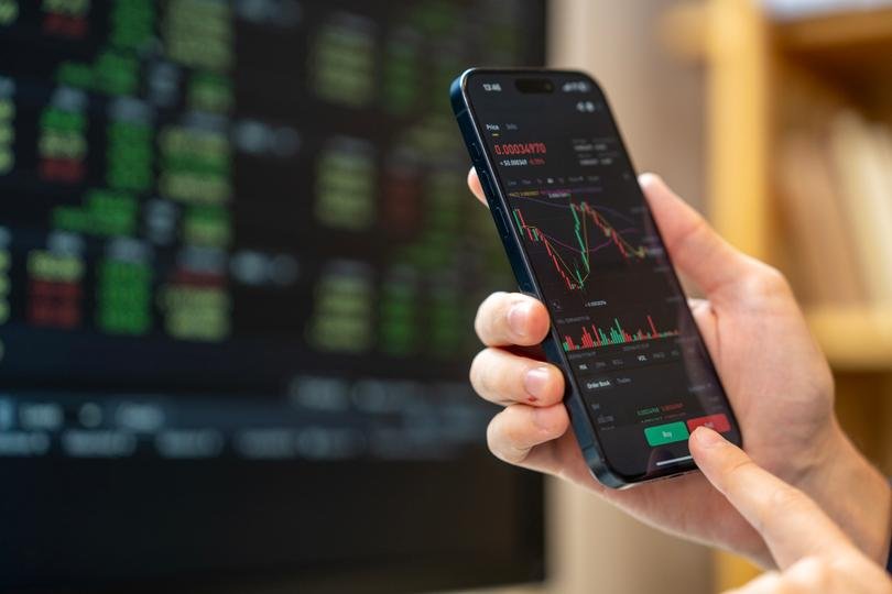 Chart illustrating cryptocurrency fund outflows and inflows, with major cryptocurrencies like Bitcoin and Ethereum showing red for outflows, and XRP and Hyperliquid showing green for inflows.