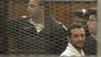 صورة للناشط والشاعر المصري أحمد دومة، يظهر فيها بملامح جدية.