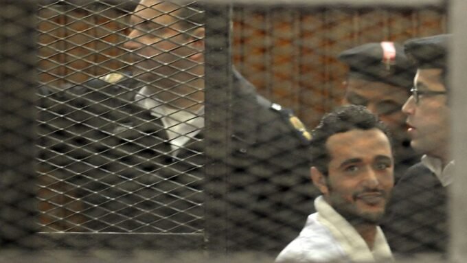 صورة للناشط والشاعر المصري أحمد دومة، يظهر فيها بملامح جدية.
