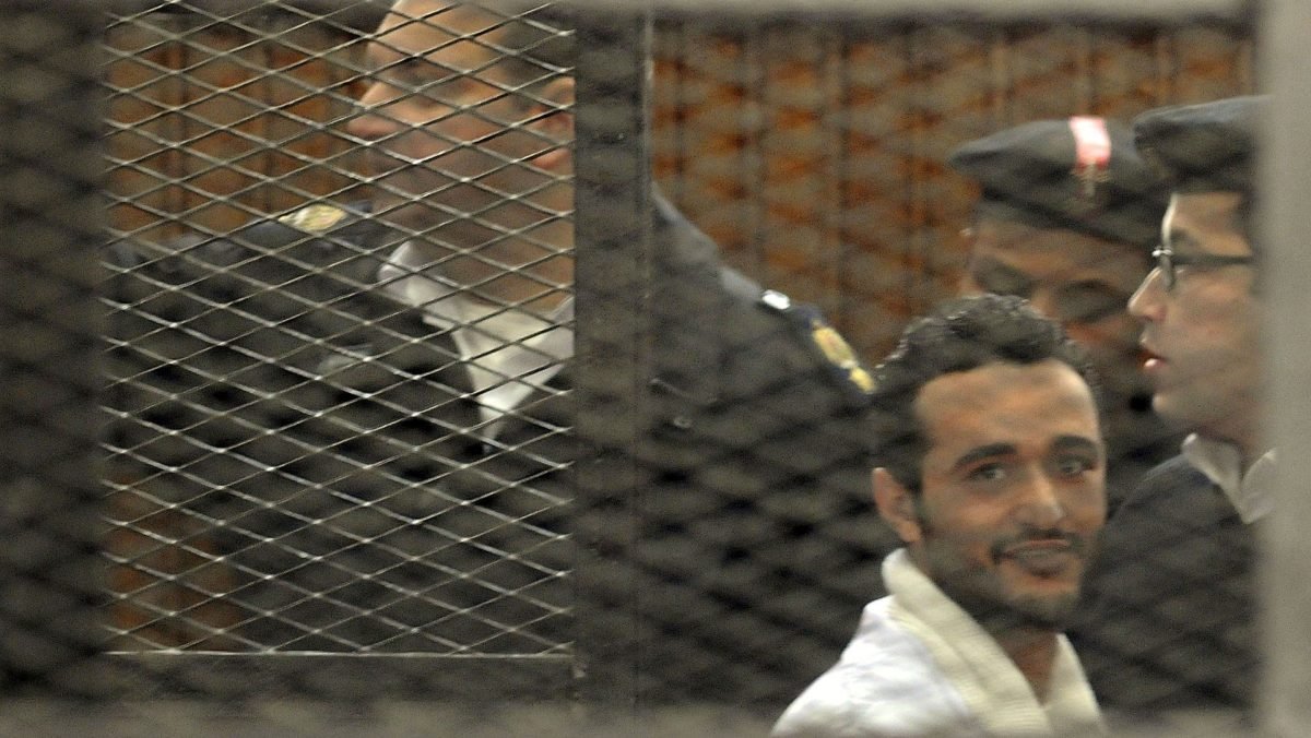 صورة للناشط والشاعر المصري أحمد دومة، يظهر فيها بملامح جدية.