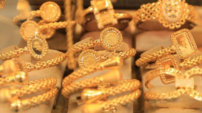 صورة لسبائك ذهبية ترمز إلى تراجع أسعار الذهب في الأسواق العالمية