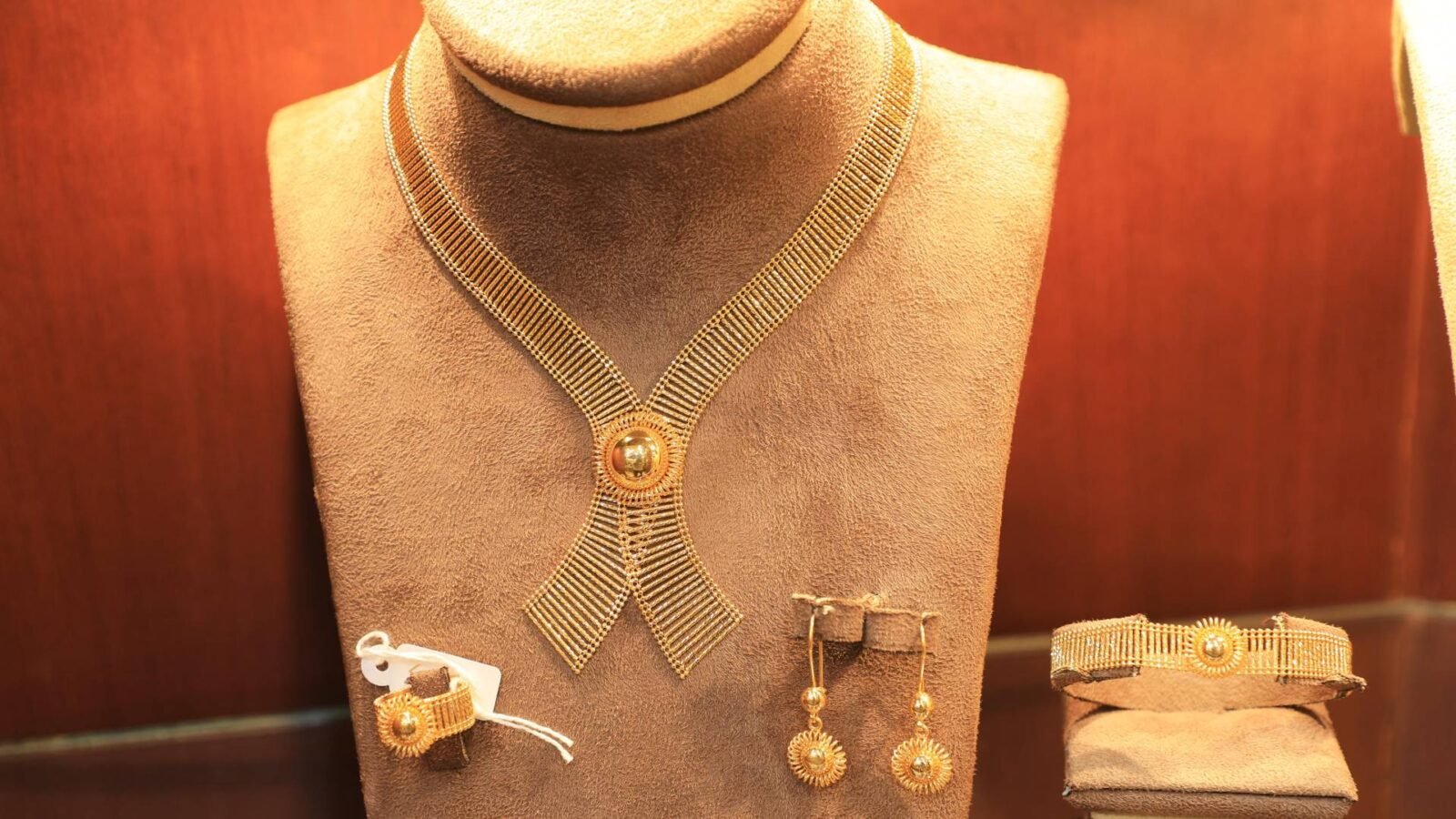 صورة لقطع ذهبية أو سبائك ذهب تعكس تراجع الأسعار في السوق الأردني