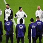 لاعبون من المنتخب الألماني يحتفلون بهدف في مرمى المنتخب الأمريكي خلال مباراة ودية.