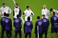 لاعبون من المنتخب الألماني يحتفلون بهدف في مرمى المنتخب الأمريكي خلال مباراة ودية.