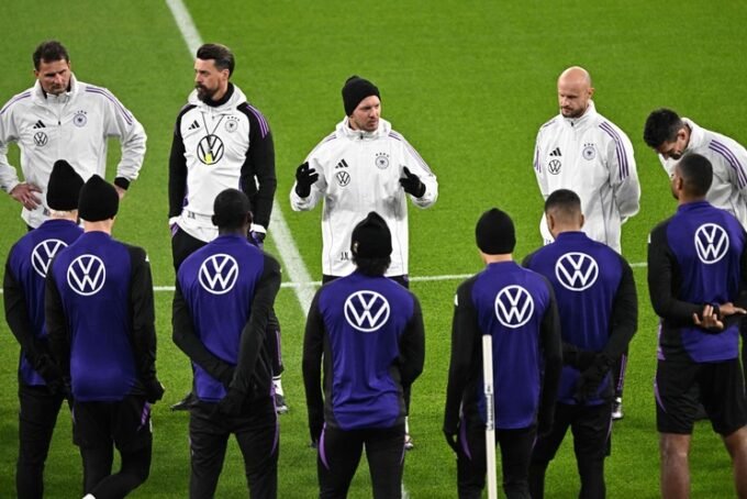 لاعبون من المنتخب الألماني يحتفلون بهدف في مرمى المنتخب الأمريكي خلال مباراة ودية.