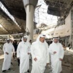 مسؤولون كويتيون يتفقدون الأضرار في إحدى صالات مطار الكويت الدولي بعد هجوم بطائرات مسيرة وصواريخ.