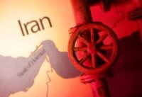 خريطة توضيحية لمضيق هرمز تظهر موقعه الاستراتيجي وعلاقته بإيران وخطوط أنابيب النفط، مع إشارة إلى التوترات الأخيرة.