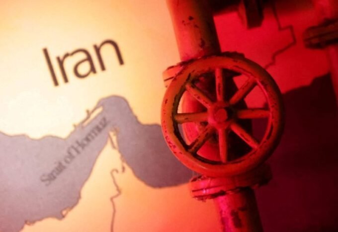خريطة توضيحية لمضيق هرمز تظهر موقعه الاستراتيجي وعلاقته بإيران وخطوط أنابيب النفط، مع إشارة إلى التوترات الأخيرة.