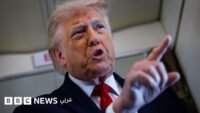 صورة للرئيس الأمريكي دونالد ترامب مع خلفية ترمز للعلاقات الدولية أو مفاوضات السلام