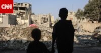 أطفال فلسطينيون في غزة، يرمزون لمعاناة الأطفال في النزاع الفلسطيني الإسرائيلي.