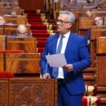 الوزير المنتدب للاستثمار كريم زيدان يتحدث في جلسة برلمانية حول استثمارات الجالية المغربية ومكافحة البيروقراطية.