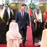 صورة جوية لمنطقة رأس الحكمة الساحلية في مصر مع إشارة إلى مشروع سياحي ضخم قيد التطوير.