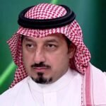 صورة لياسر المسحل، الرئيس المستقيل للاتحاد السعودي لكرة القدم، خلال مؤتمر صحفي أو مناسبة رياضية.