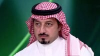 صورة لياسر المسحل، الرئيس المستقيل للاتحاد السعودي لكرة القدم، خلال مؤتمر صحفي أو مناسبة رياضية.
