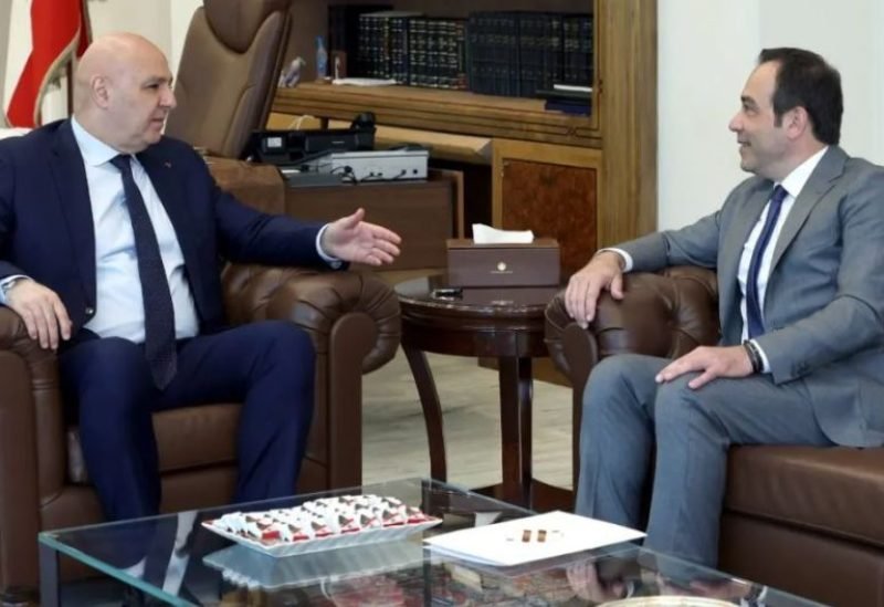 الرئيس اللبناني العماد جوزاف عون يستقبل النائب نبيل بدر في القصر الجمهوري.