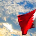 صورة توضيحية لمنظومة دفاع جوي بحرينية تعترض صاروخًا أو طائرة مسيرة فوق سماء المملكة