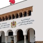 تلاميذ مغاربة يحتفلون بتفوقهم الدراسي في حفل تكريمي.