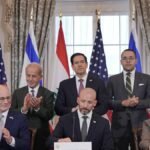 وزير الخارجية الأميركي والسفير الإسرائيلي والسفيرة اللبنانية يصفقون بعد توقيع اتفاق إطاري في واشنطن.