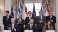 وزير الخارجية الأميركي والسفير الإسرائيلي والسفيرة اللبنانية يصفقون بعد توقيع اتفاق إطاري في واشنطن.